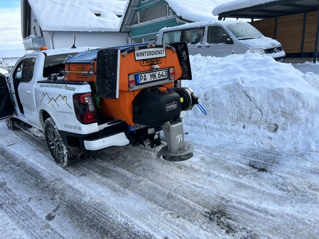 Winterdienstfahrzeug der MK Hausmeisterdienst e.K. mit Streuaufbau im Einsatz
